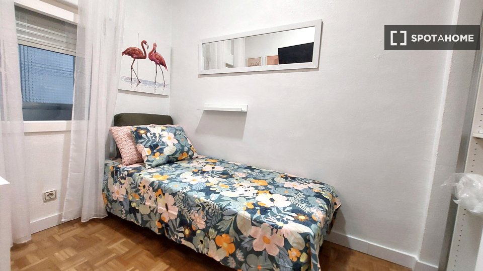 Double room Madrid, 4 beds, 61m² — photo 3
