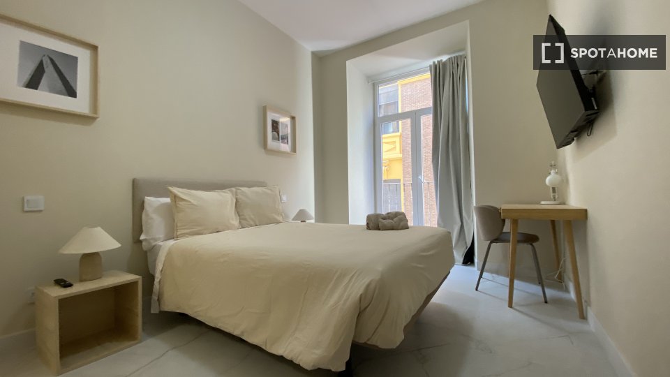 Double room Madrid, 3 beds — photo 12