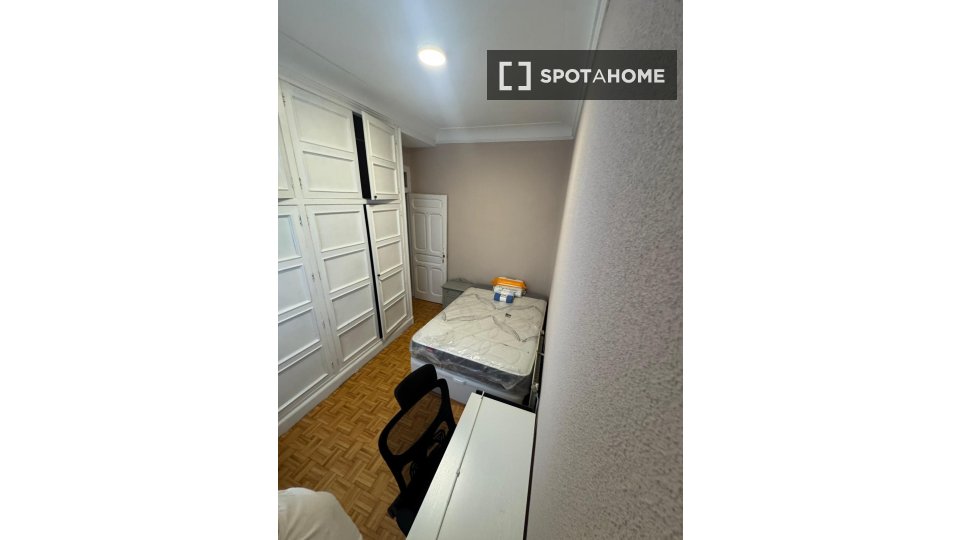 Double room Madrid, 3 beds, 118m² — photo 12