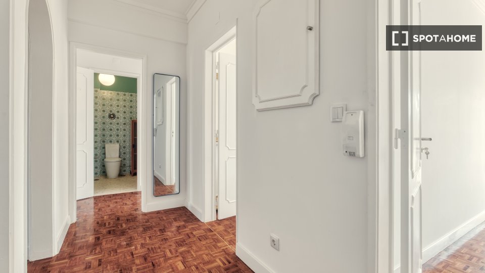 Double room Lisbon, 5 beds — photo 40