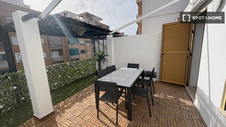 Double room Valencia, 1 bed, 190m² — photo 12
