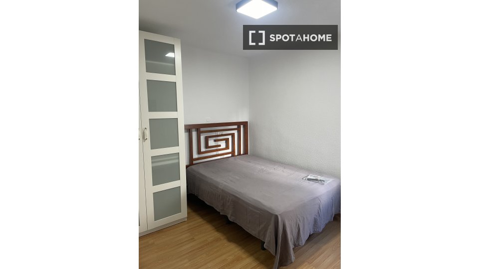 Habitación en piso compartido en Alcalá de Henares.