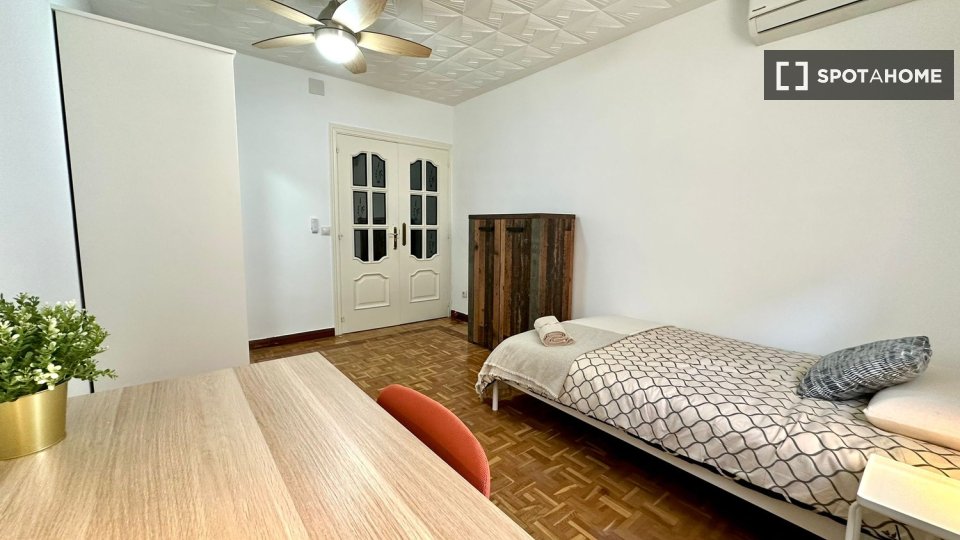 Double room Madrid, 3 beds — photo 6