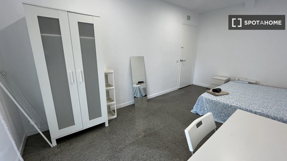 Double room Barcelona, 13 beds, 290m² — photo 11