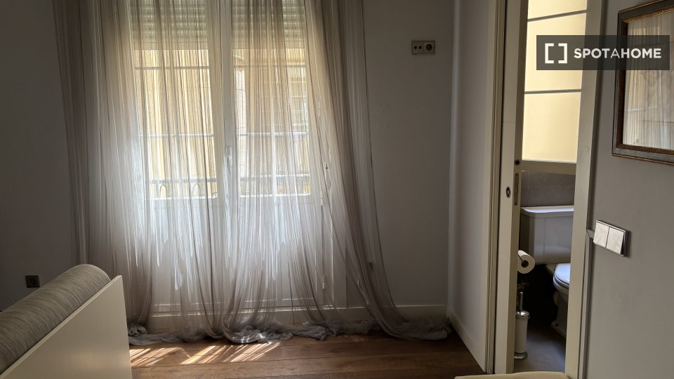 Double room Madrid, 3 beds, 160m² — photo 20