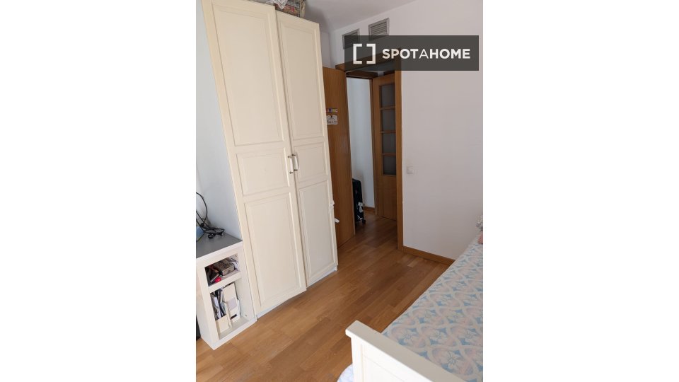 Double room Barcelona, 3 beds, 70m² — photo 1