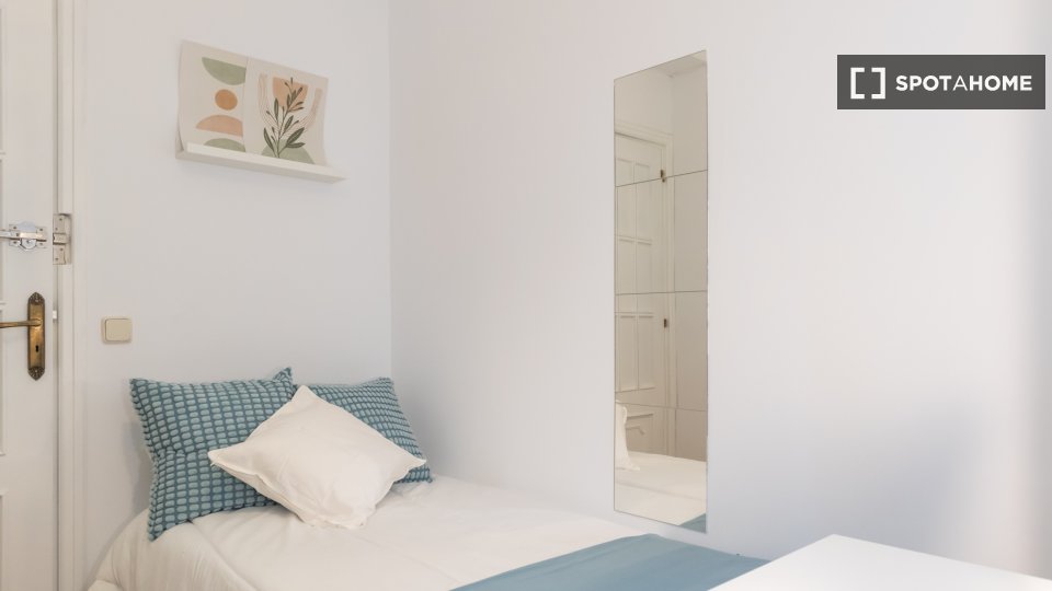 Double room Madrid, 6 beds, 152m² — photo 38