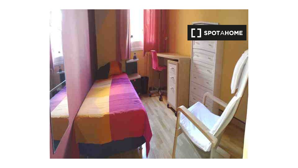 Double room Madrid, 6 beds, 150m² — photo 1
