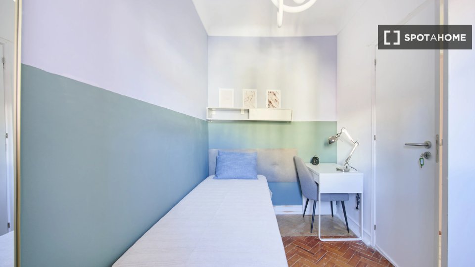 Double room Lisbon, 6 beds — photo 12