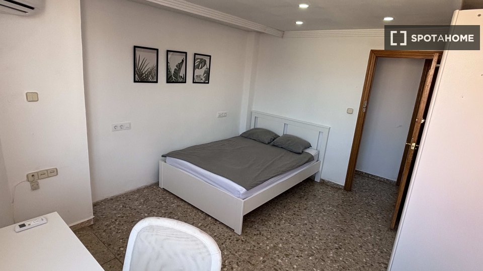 Double room Valencia, 3 beds, 80m² — photo 13