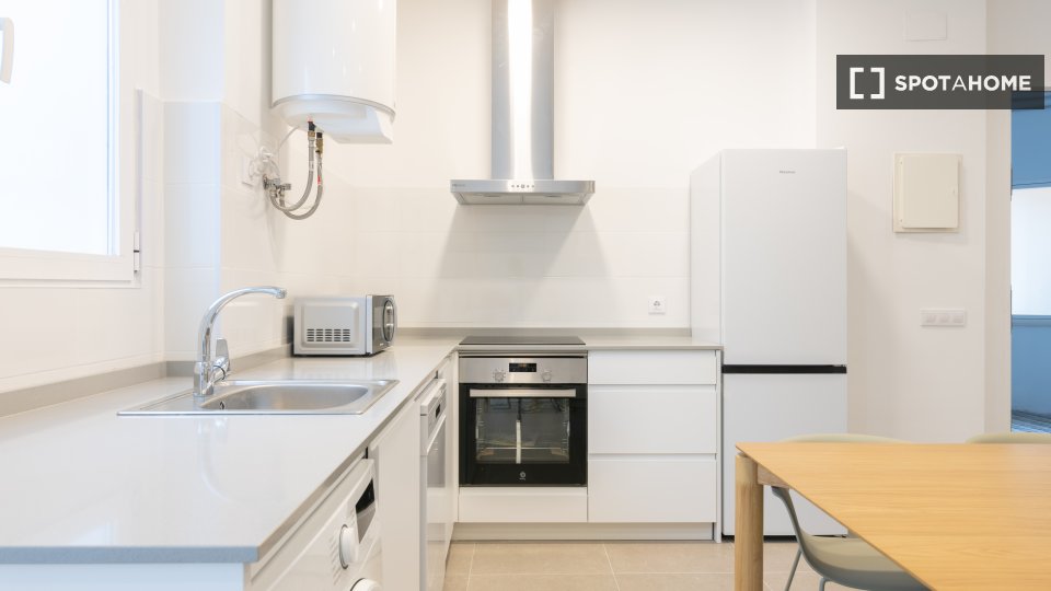 Double room Valencia, 1 bed, 150m² — photo 15