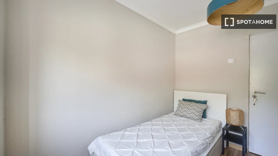 Double room Lisbon, 4 beds — photo 10