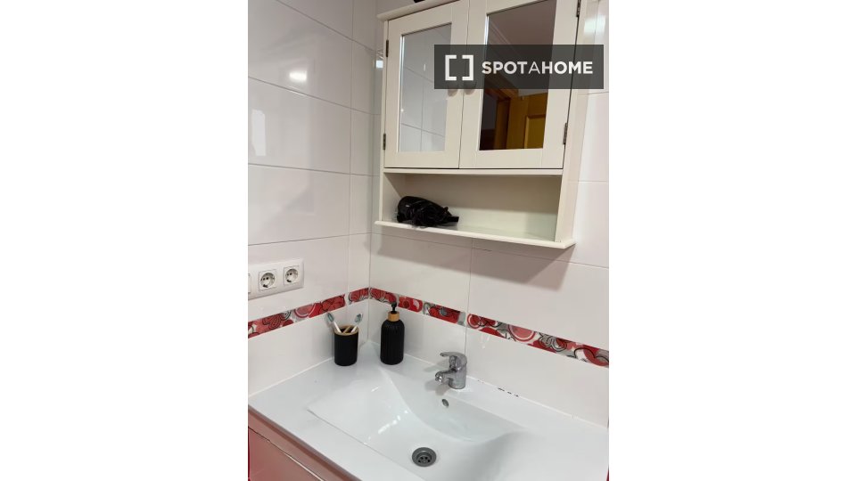 Double room Valencia, 3 beds, 80m² — photo 18