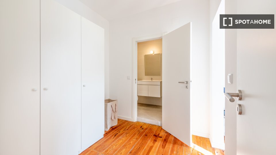 Double room Lisbon, 3 beds, 105m² — photo 13