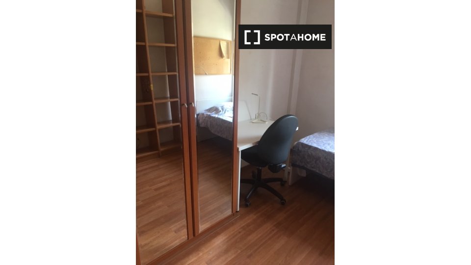 Se alquila habitación, apartamento de 3 dormitorio