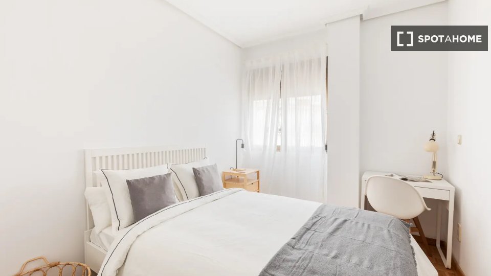 Camera in un appartamento condiviso con 6 camere da letto, Arrancapins - à Valence