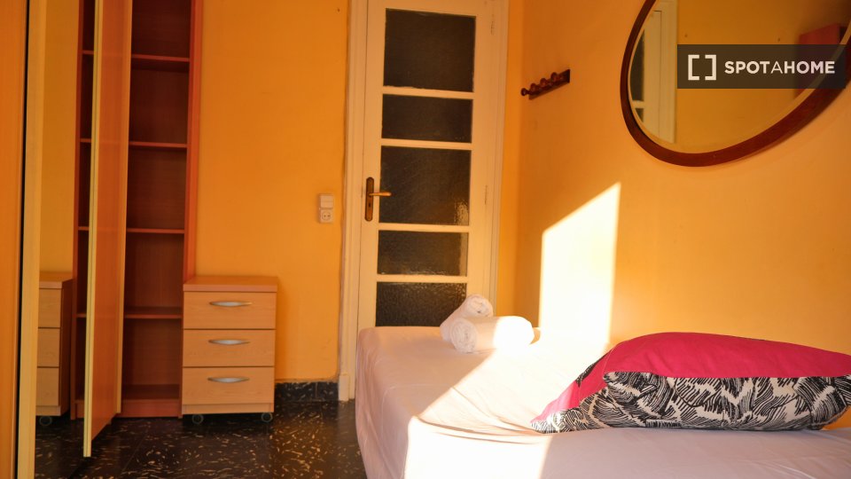 Double room Valencia, 3 beds, 110m² — photo 26