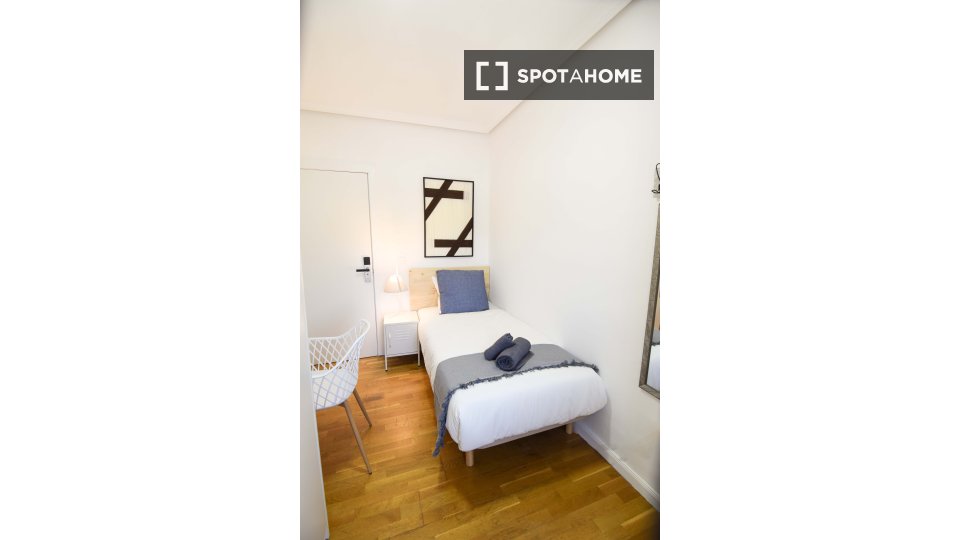 Double room Madrid, 11 beds, 503m² — photo 40