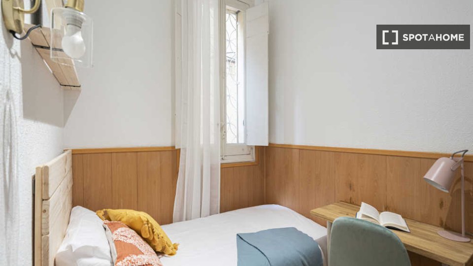 Double room Madrid, 3 beds — photo 46