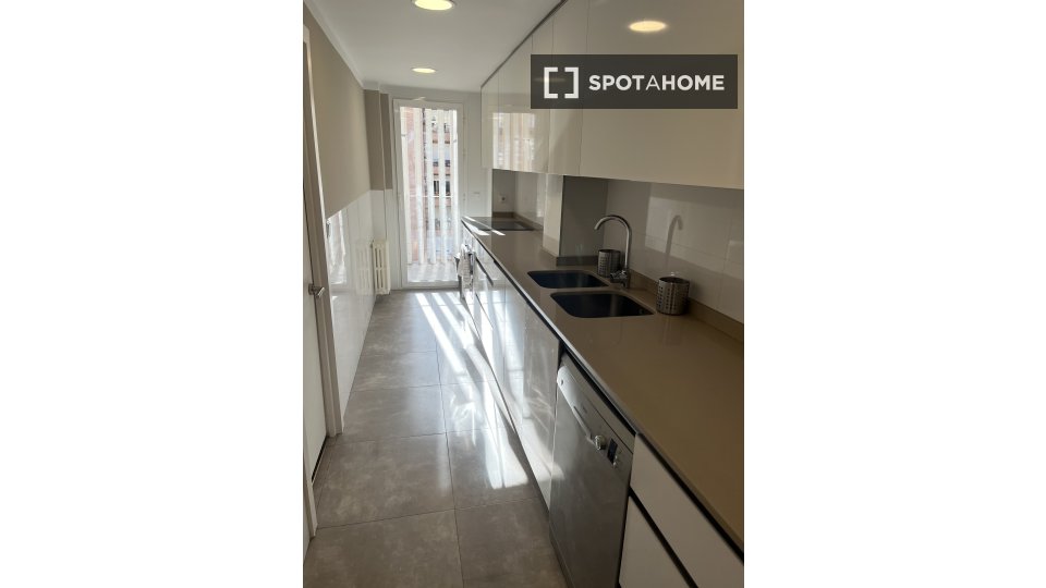 Double room Madrid, 7 beds, 157m² — photo 17