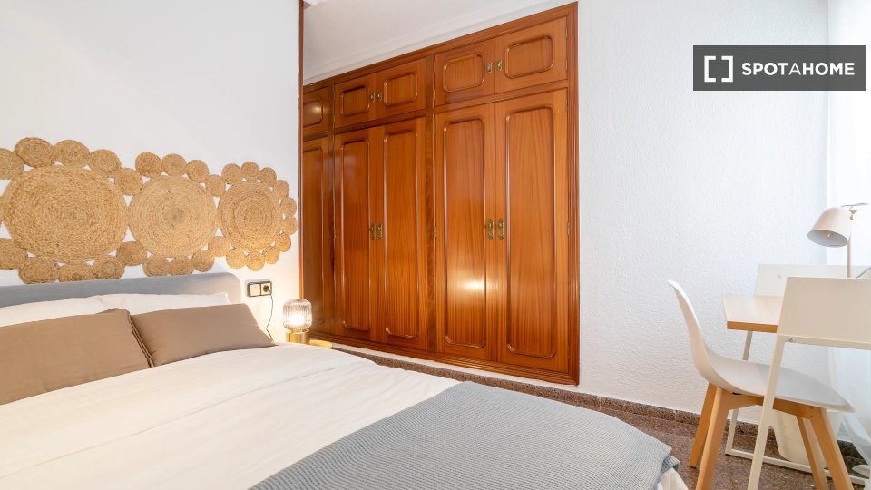Double room Alicante, 3 beds — photo 18