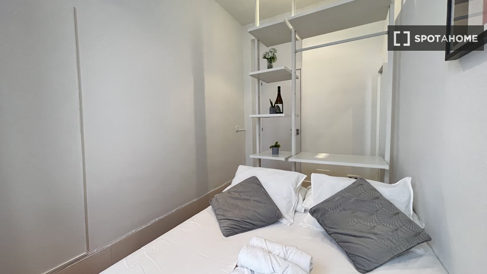Double room Madrid, 3 beds — photo 15