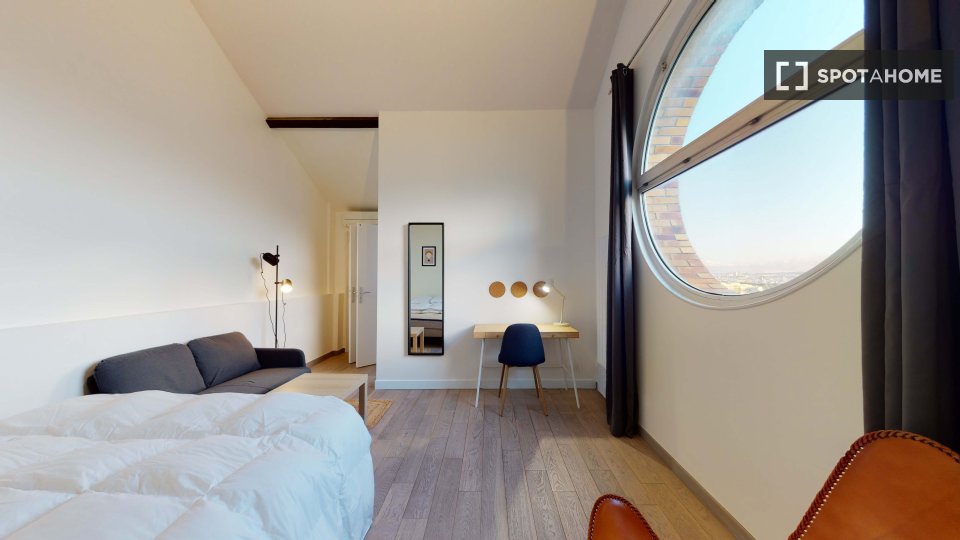 Camera in un appartamento condiviso con 7 camere da letto a Suresnes, Parigi - in Paris