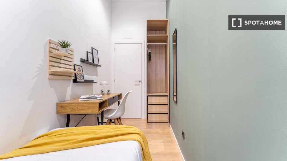 Double room Madrid, 9 beds, 144m² — photo 11