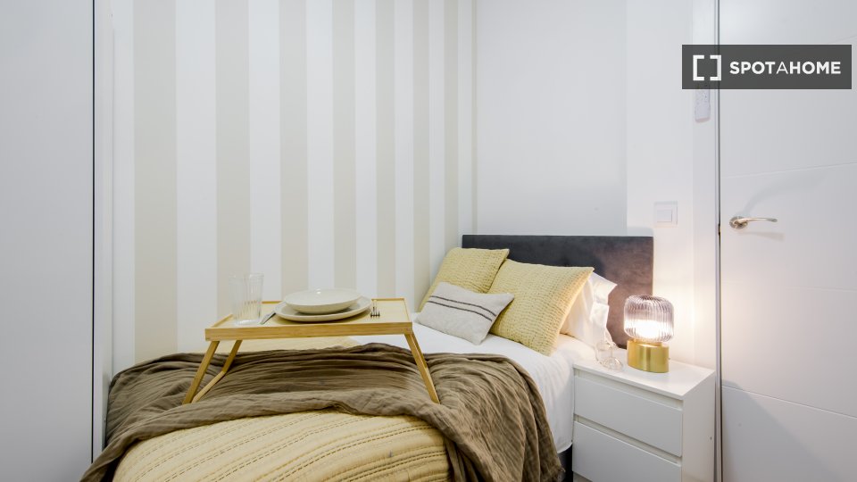 Camera in appartamento condiviso con 8 camere da letto a Trafalgar, Madrid - à Madrid