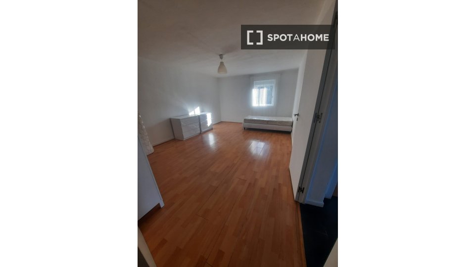 Double room Lisbon, 5 beds — photo 4