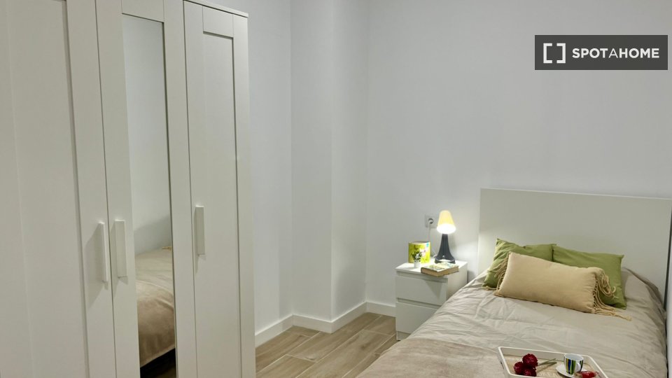 Double room Valencia, 3 beds, 17m² — photo 19