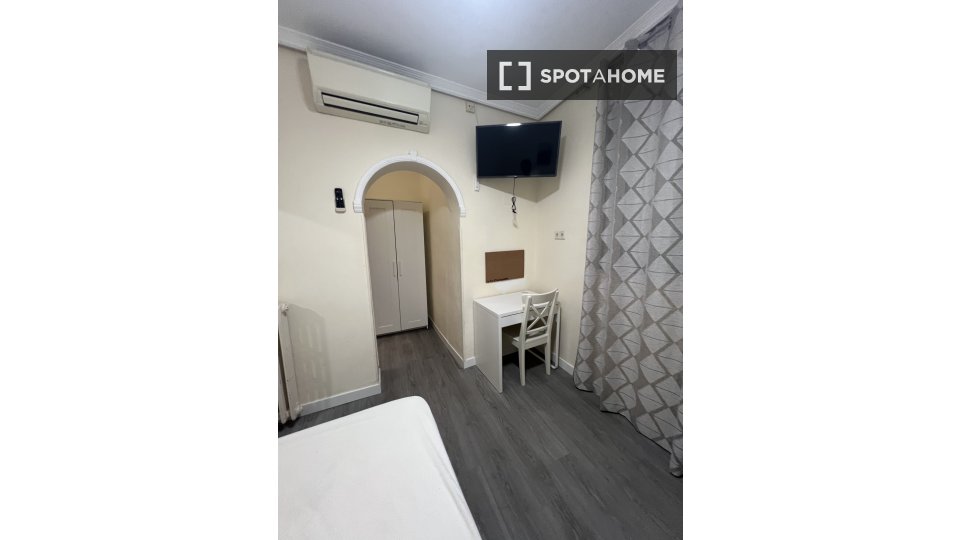 Double room Madrid, 8 beds, 275m² — photo 16