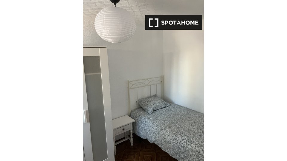 Double room Madrid, 3 beds, 60m² — photo 1