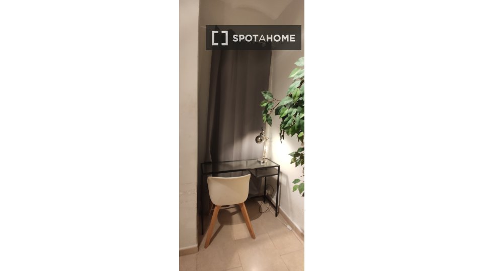 Double room Barcelona, 3 beds, 74m² — photo 9