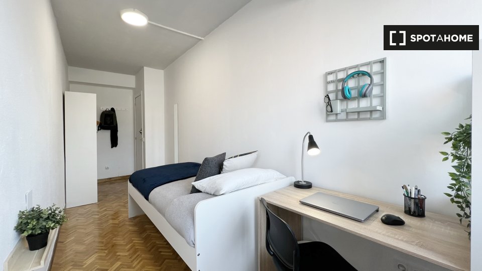 Double room Madrid, 5 beds, 95m² — photo 10