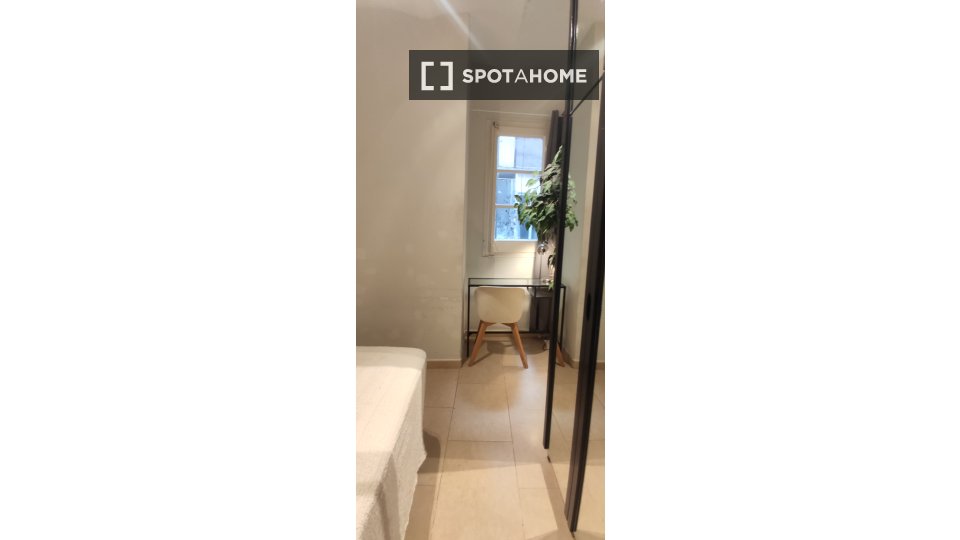 Double room Barcelona, 3 beds, 74m² — photo 4