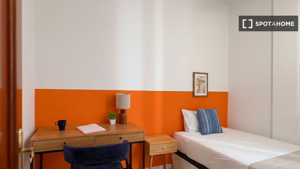 Double room Madrid, 3 beds — photo 14