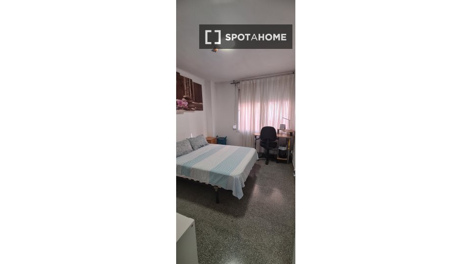 Double room Barcelona, 3 beds, 85m² — photo 2