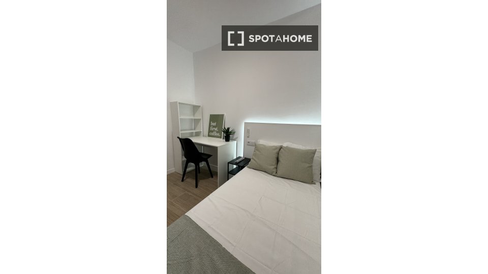 Double room Malaga, 5 beds, 98m² — photo 3
