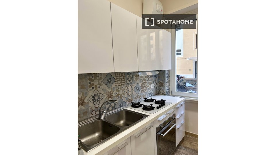 Double room Rome, 3 beds, 94m² — photo 14