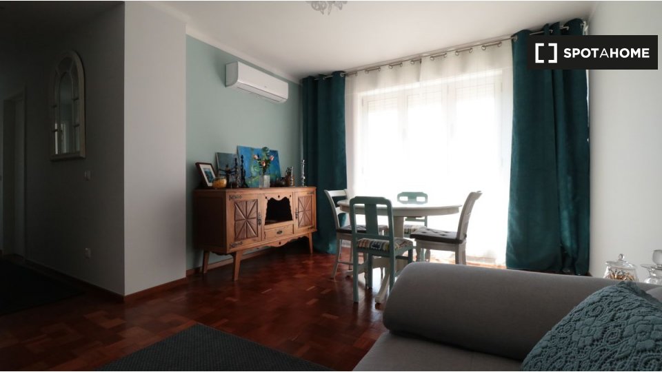 Double room Lisbon, 3 beds, 69m² — photo 8