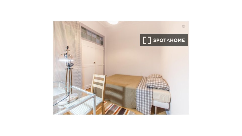 Double room Lisbon, 3 beds, 70m² — photo 18
