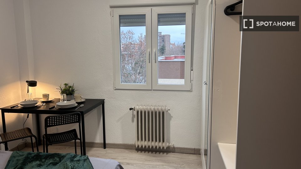 Double room Madrid, 5 beds, 20m² — photo 1