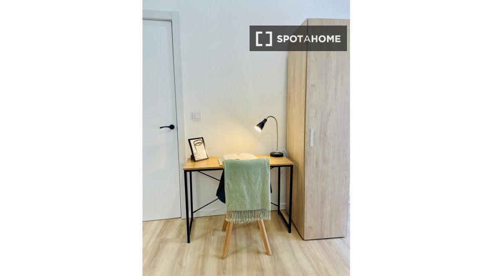 Double room Madrid, 12 beds, 185m² — photo 11