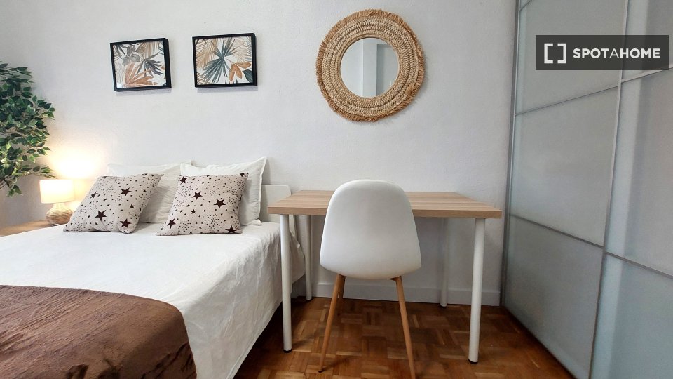 Double room Madrid, 4 beds, 61m² — photo 13