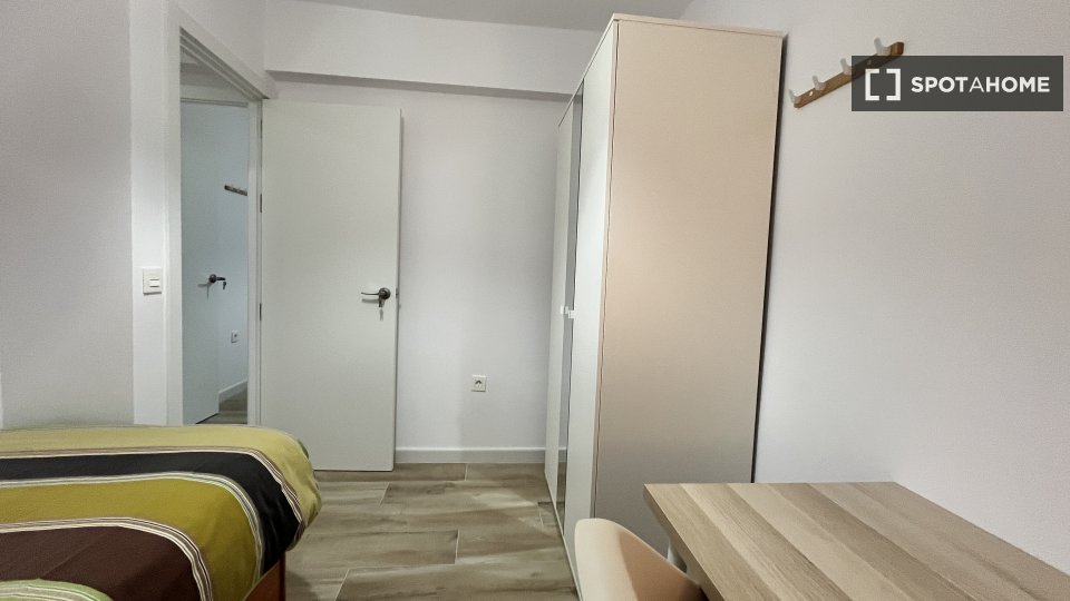 Habitación en piso compartido en alquiler en El Cerro, Sevilla.
