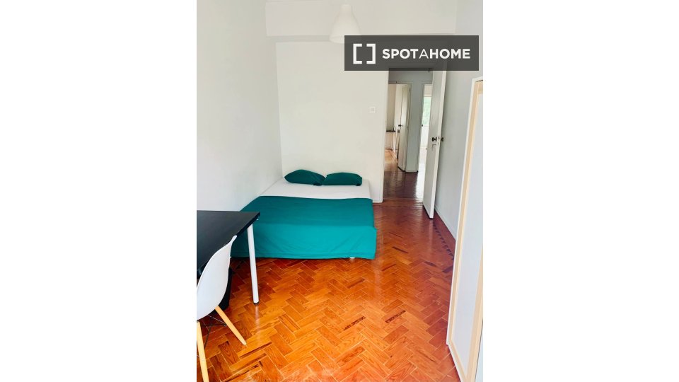 Double room Lisbon, 3 beds — photo 20