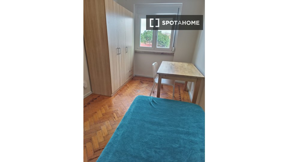 Double room Lisbon, 3 beds — photo 16