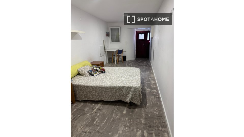 Double room Lisbon, 3 beds — photo 13