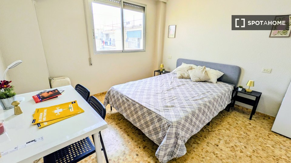 Habitación en un apartamento de 6 habitaciones en Moncada, Valencia.